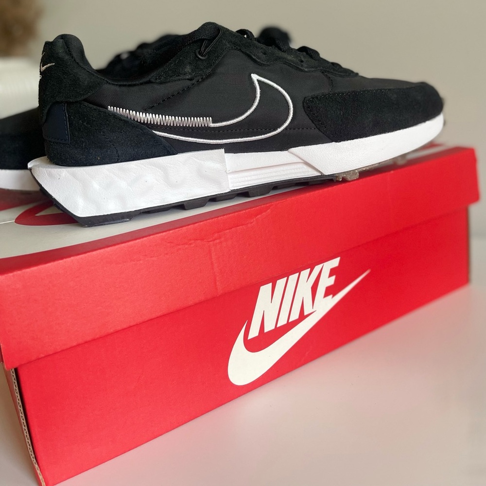Nike waffle shoes in black- new with tags